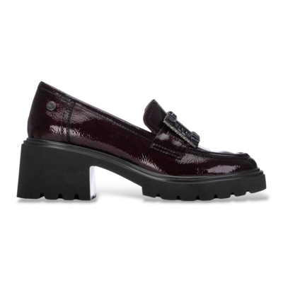 Sapato mocassim de salto bloco em pele verniz vinho com sola preta e detalhe decorativo.