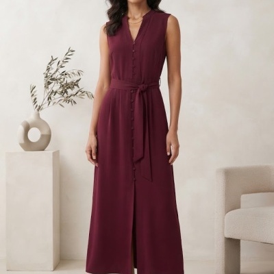 Vestido bordeaux sem mangas com botões frontais e cinto