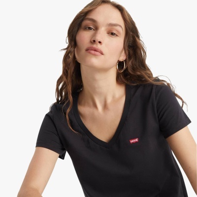Mulher a usar t-shirt preta Levis com decote em V e brincos dourados