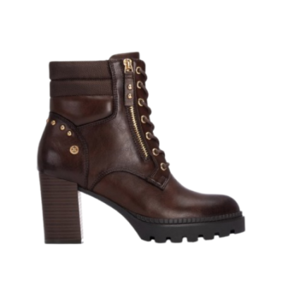 Bota feminina de couro castanho com salto alto e fecho dourado