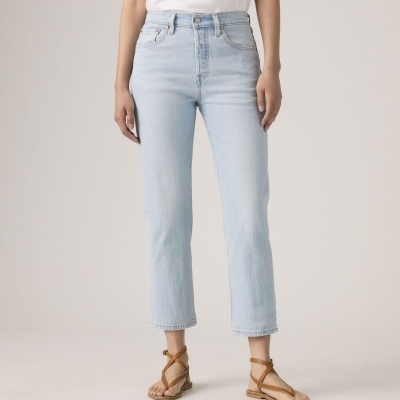 Jeans azul claro de corte reto com sandálias castanhas