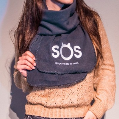 Cachecol cinza escuro com texto branco sos e frase Ser por todos os seres