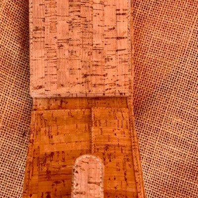 Carteira de cortiça castanha clara sobre tecido de juta