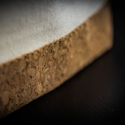 Solado de cortiça com tecido branco em fundo preto