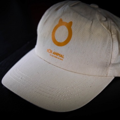 Boné bege claro com logotipo amarelo SOL ANIMAL