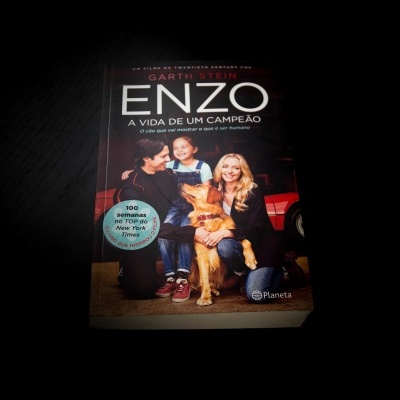 Capa do livro ENZO A VIDA DE UM CAMPEÃO com pessoas e cão