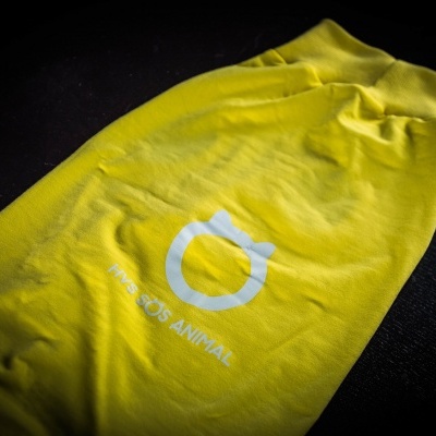 Saco ou bolsa de tecido amarelo com texto e símbolo branco