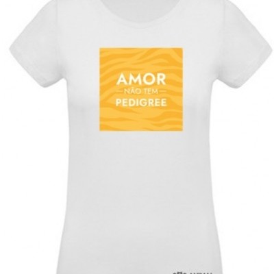 T-shirt branca com estampa amarela 'AMOR NÃO TEM PEDIGREE' e logo 'SÓS ANIMAL'.