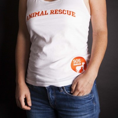 Camisola branca de alças com texto Animal Rescue e autocolante SOS Animal em fundo preto.