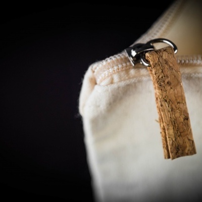 Saco de tecido creme com puxador de cortiça num fecho éclair