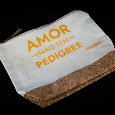 Necessaire branca com frase impressa 'AMOR NÃO TEM PEDIGREE'