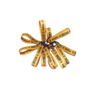 Chaveiro com várias fitas amarelas com texto preto e argola metálica