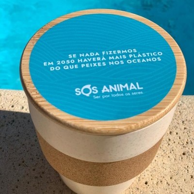 Copo reutilizável com tampa de madeira e texto ambiental no tampo azul