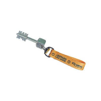 Chave metálica com etiqueta laranja com texto 'ADOTADO COM AMOR' e 'SOS ANIMAL'