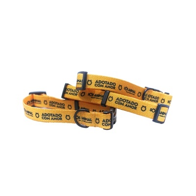 Coleiras amarelas para cães com texto preto 'ADOTADO COM AMOR' e argolas pretas