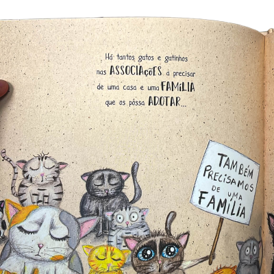Ilustração de gatos em livro com texto sobre adoção e um gato segurando placa TAMbÉM PRECISAMOS DE UMA FAMÍLIA.