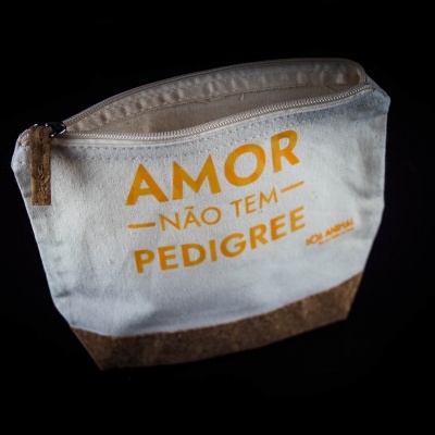 Bolsa pequena de tecido branco e castanho com texto em laranja