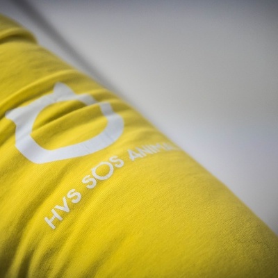 Manga amarela com logótipo branco e texto HVS SOS Alu