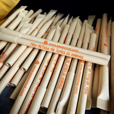 Pacotes de canudos biodegradáveis com texto laranja