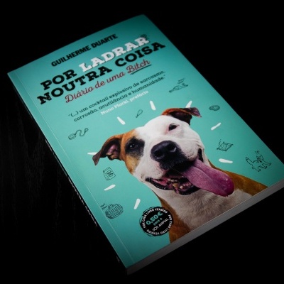 Capa de livro azul com foto de cão com língua de fora