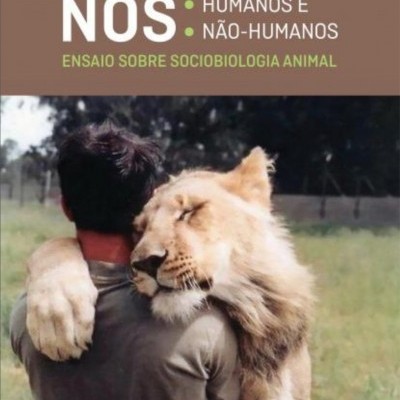 Livro NÓS: humanos e não-humanos com imagem de pessoa abraçando leão ao ar livre