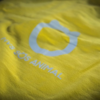 T-shirt amarela com logo cinza e texto