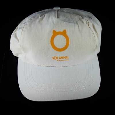 Boné branco com logo amarelo e texto SOB ANIMAL LOUISIANA NO. ONE na frente