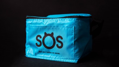 Bolsa azul com logotipo SOS e texto em preto