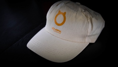 Boné bege claro com logotipo amarelo SOL ANIMAL