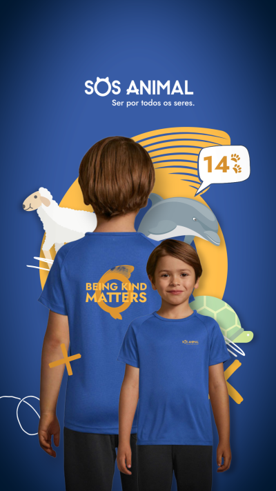 Camisola azul de criança com texto e ilustrações de animais