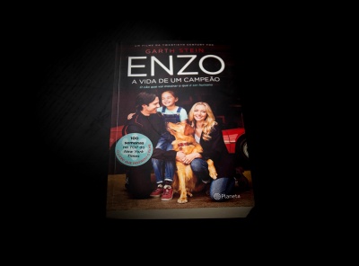 Capa do livro ENZO A VIDA DE UM CAMPEÃO com pessoas e cão