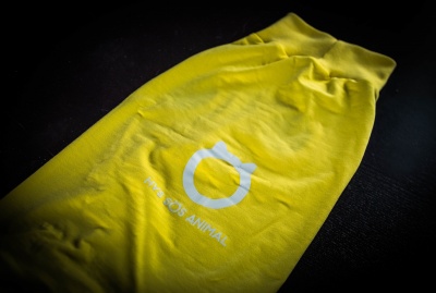 Saco ou bolsa de tecido amarelo com texto e símbolo branco