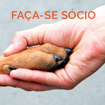 Mão humana segurando pata de animal com texto FAÇA-SE SÓCIO
