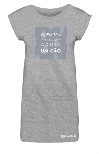 Vestido cinzento claro de algodão com texto motivacional sobre adoção de cães