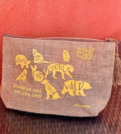 Necessaire castanha com animais amarelos e texto SOS ANIMAL em fundo salmão