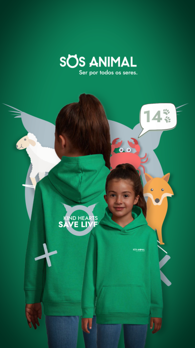 Criança com hoodie verde com textos e caricaturas de animais no fundo verde.
