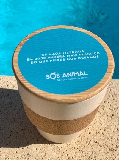 Copo reutilizável com tampa de madeira e texto ambiental no tampo azul