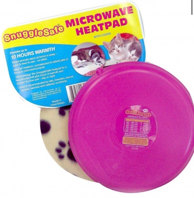 almofada térmica para micro-ondas SnuggleSafe rosa com padrão de patas pretas e etiqueta com texto e imagens de gatos