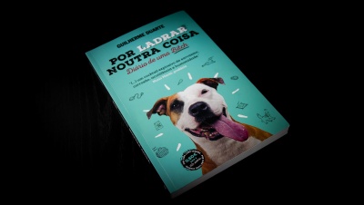 Capa de livro azul com foto de cão com língua de fora