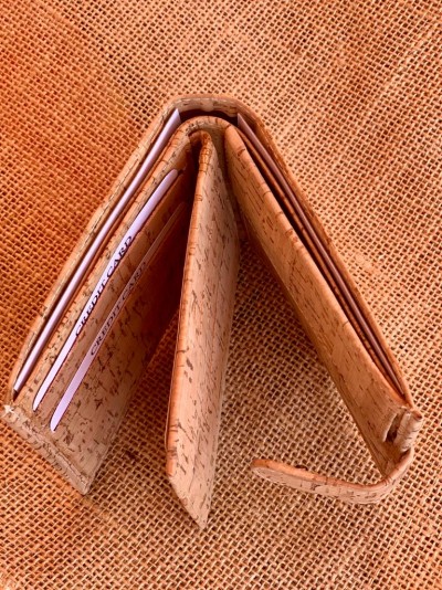 Carteira em cortiça castanha com várias divisórias para cartões