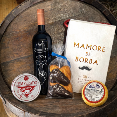 Produtos gastronómicos numa apresentação rústica sobre barril de madeira