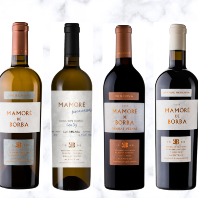 Quatro garrafas de vinho Mamoré de Borba com rótulos variados em fundo branco