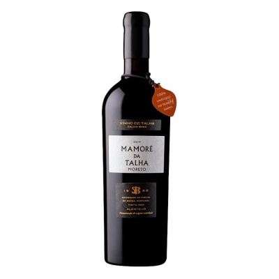 Garrafa de vinho tinto Mamoré da Talha Moreto com rótulo branco e etiqueta pendurada