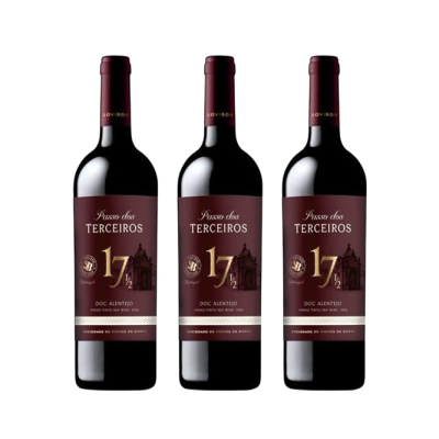 Três garrafas de vinho tinto Passos dos Terceiros com rótulos bordô
