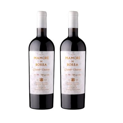 Duas garrafas de vinho Mamoré de Borba Grande Reserva 2008 com rótulo branco e dourado