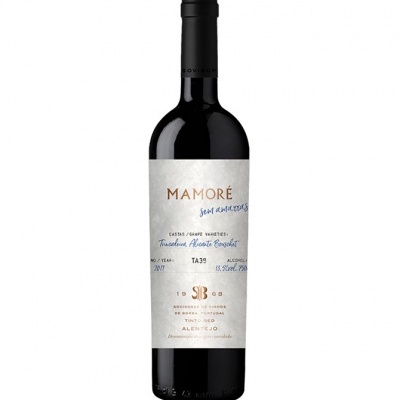 Garrafa de vinho tinto Mamoré com rótulo branco e tampa preta