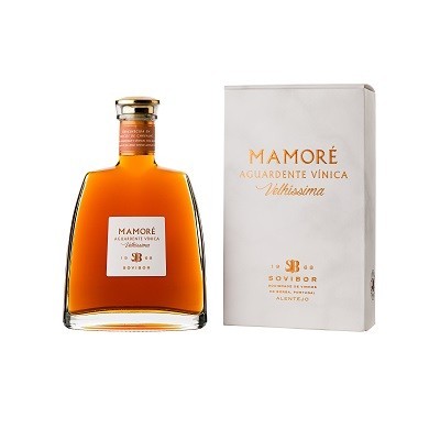 Garrafa de aguardente Mamoré ao lado da sua caixa branca