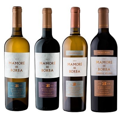 Quatro garrafas de vinho Mamoré de Borba com diferentes rótulos e cores de vinho.