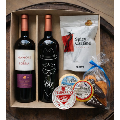 Conjunto de presente com vinhos, pipoca, queijos e doces embalados numa caixa de cartão.