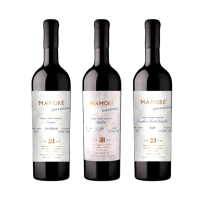Três garrafas de vinho tinto Mamoré com rótulos brancos e textos em azul e dourado